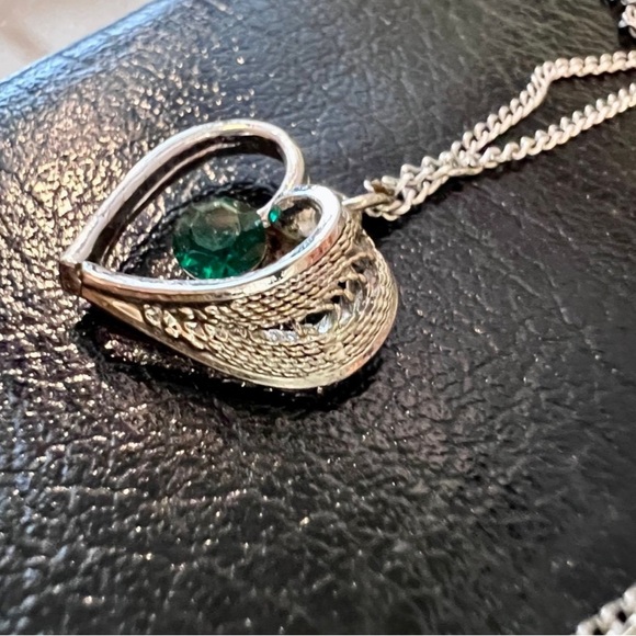 Vintage Emerald Green Stone Silver Filigree Heart Pendant Necklace - Picture 3 of 11